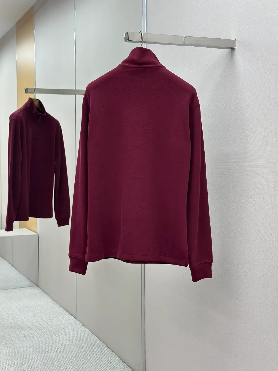 P370 Ralph Lauren colorful embroidered turtleneck sweatshirt. Customized elegant fine cotton velvet material. Soft and silky, comfortable and skin-friendly. It is based on low-saturated brown-red and incorporates a hint of purple mystery. The exquisite colorful pony logo jumps into burgundy. It has its own focus and is fully recognizable. Simple and smooth lines outline the overall outline. The design of the half-zipper is sublimated. The leather tab of the zipper head is distressed and retains slight raw edges. It hides unintentional beauty in the name of design. Create a new fashionable realm for sweatshirts. Process 1: Adopt imported machine embroidery technology. Use advanced computer control systems and precision mechanical components to realize pony mark embroidery operations with high precision and smooth and delicate lines. Process 2: The fabrics are washed and have a better hand feel. Not easy to deform, not easy to shrink, not easy to fade, and maintain long-term beauty. Accessories: Customized Ralph Lauren zipper. Customized Ralph Lauren trademark. Version: Fitted version. Size: S M L XL